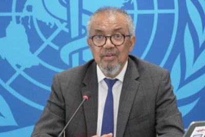 Dès l’annonce de l’épidémie actuelle d’Ebola, le directeur général de l’OMS, le Dr Tedros, était dans un avion en direction de l’est de la RDC. Lors d’une conférence de presse tenue le 12 août à Genève, il a déclaré : « L’épidémie a pris une bonne longueur d’avance, elle est toujours bien en tête, et nous essayons de rattraper notre retard. » Il a toutefois précisé que l’OMS et ses partenaires triplaient les capacités de prise en charge, avec un objectif de 3 000 lits d’ici 12 semaines, et que « plus de 21 000 agents de santé communautaires ont été formés ».